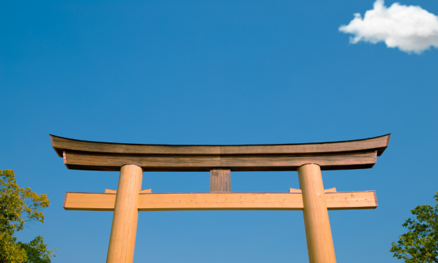 よく晴れた日の伊勢神宮の鳥居の写真