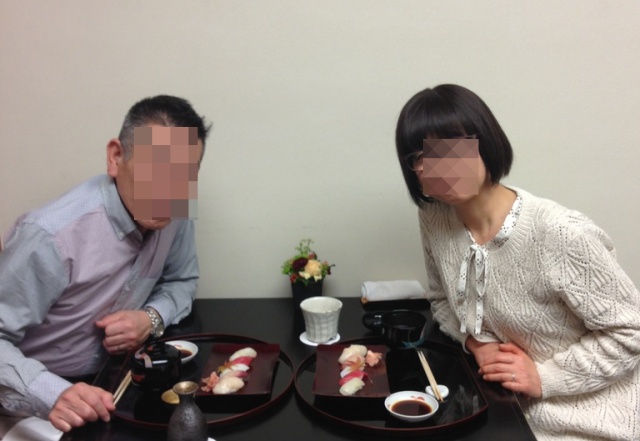 食事をする夫婦の写真