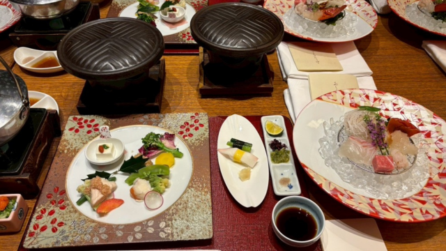 宿でいただいた夕食の和食コース料理。彩り豊かな料理が並ぶ食卓の様子。